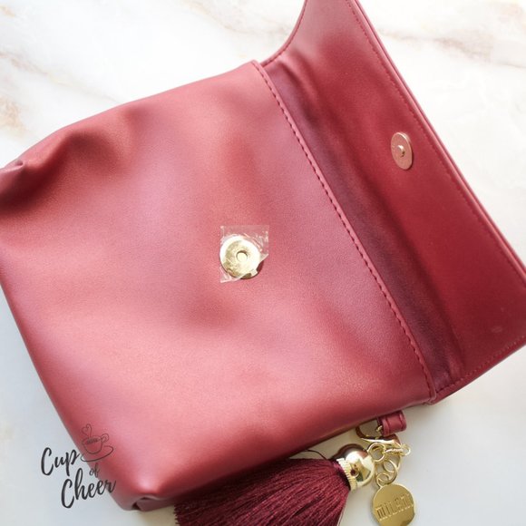 ✨2/$30 🎄Milani Red Clutch - Picture 4 of 6